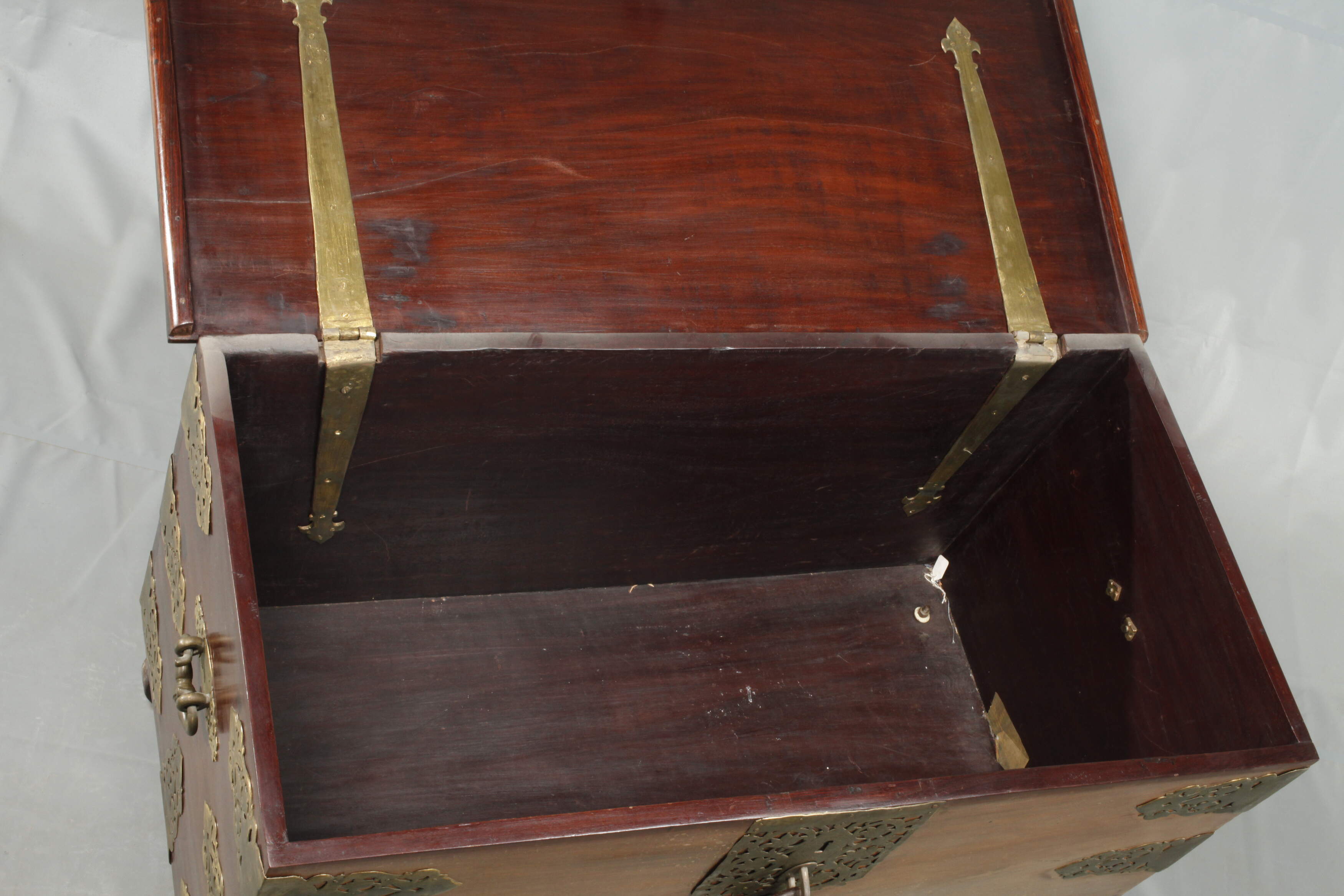 Flat lidded chest with brass fittings - Image 4 of 7