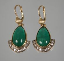 Paar Ohrhänger mit Smaragden und Diamanten