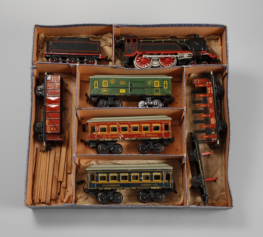 Convolute railway with box