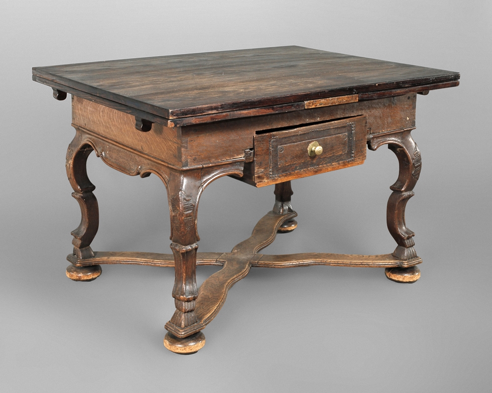 Baroque extendable table