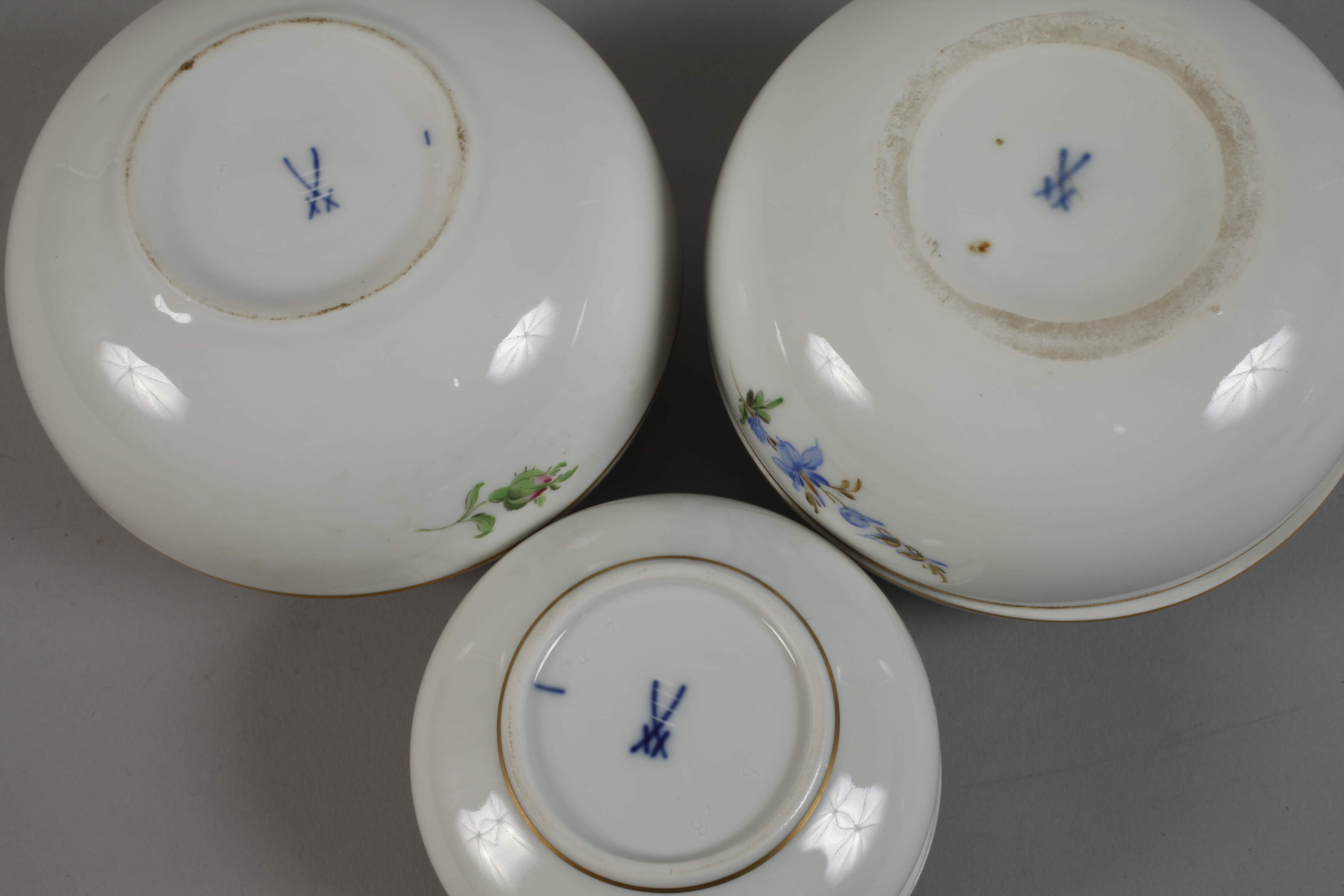 Meissen three cover boxes and vase flower painting - Image 3 of 5