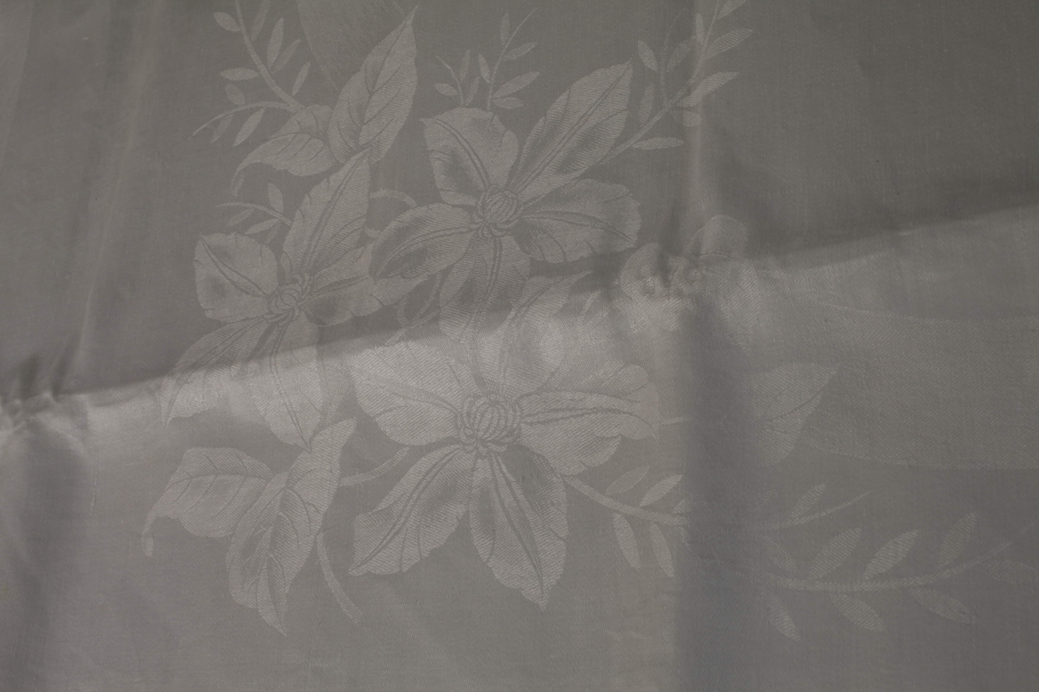 Tablecloth with floral decoration - Image 2 of 2