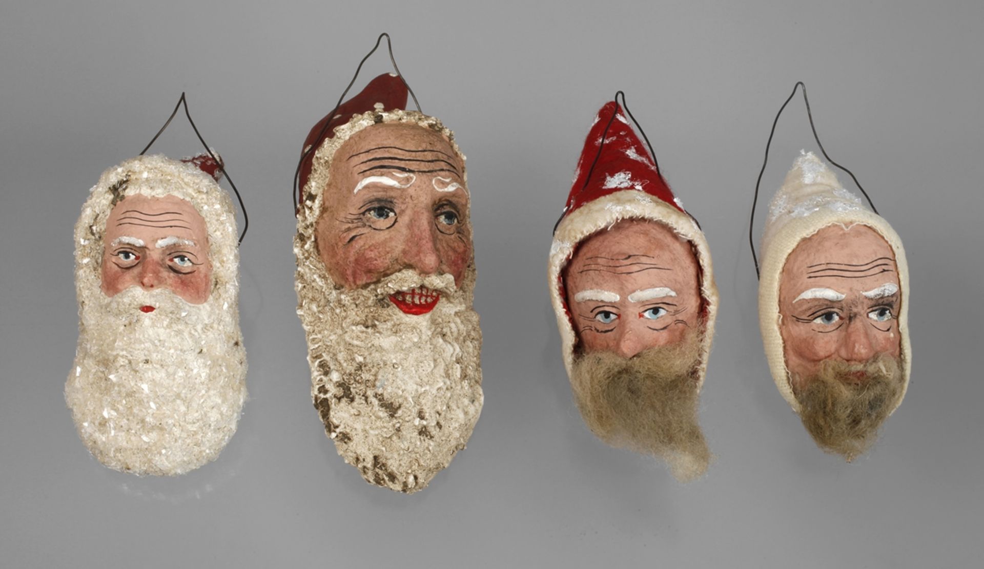 Dresdner Pappe vier plastische Weihnachtsmänner