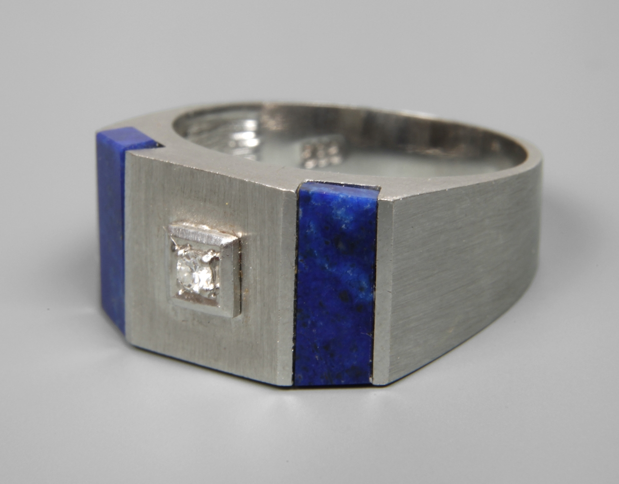 Men's ring with lapis lazuli and brilliant-cut diamond