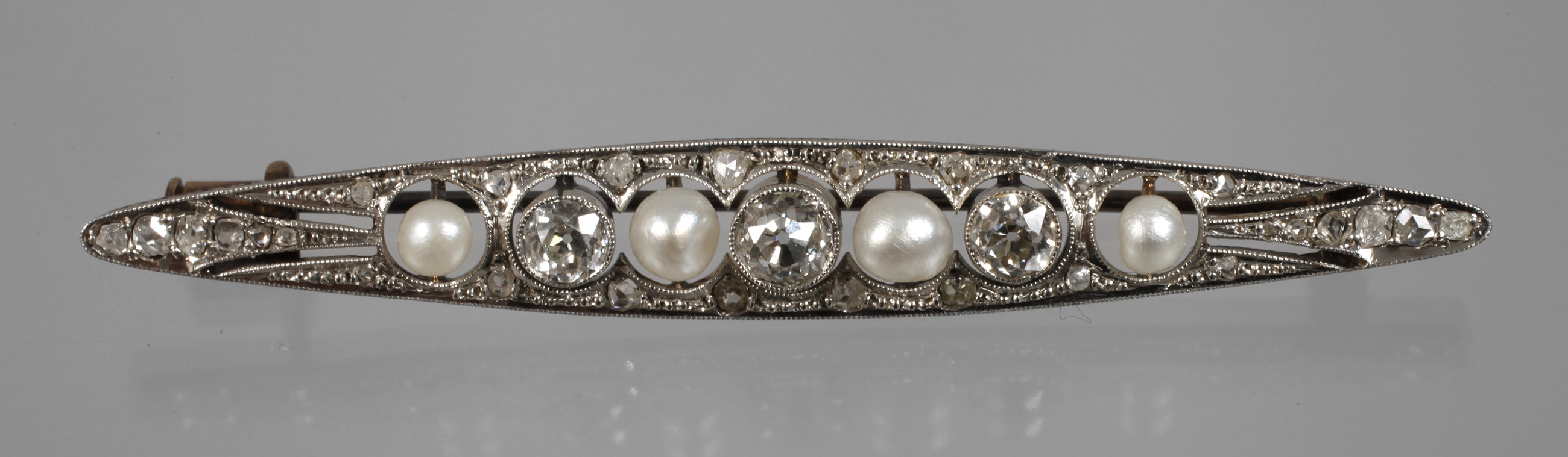 Art deco pin with diamond and pearl setting