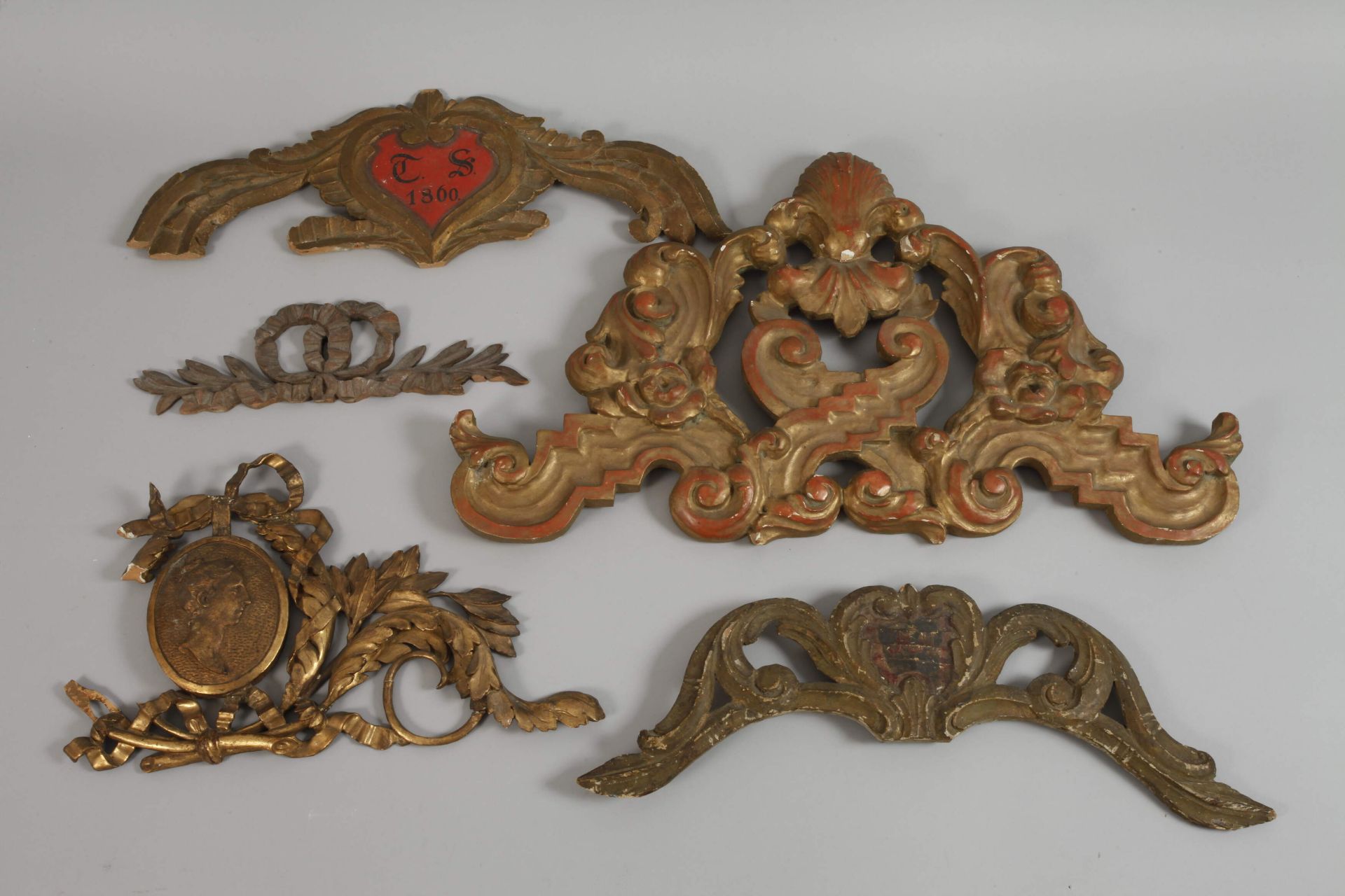 A lot of carved decorative elements - Image 4 of 4