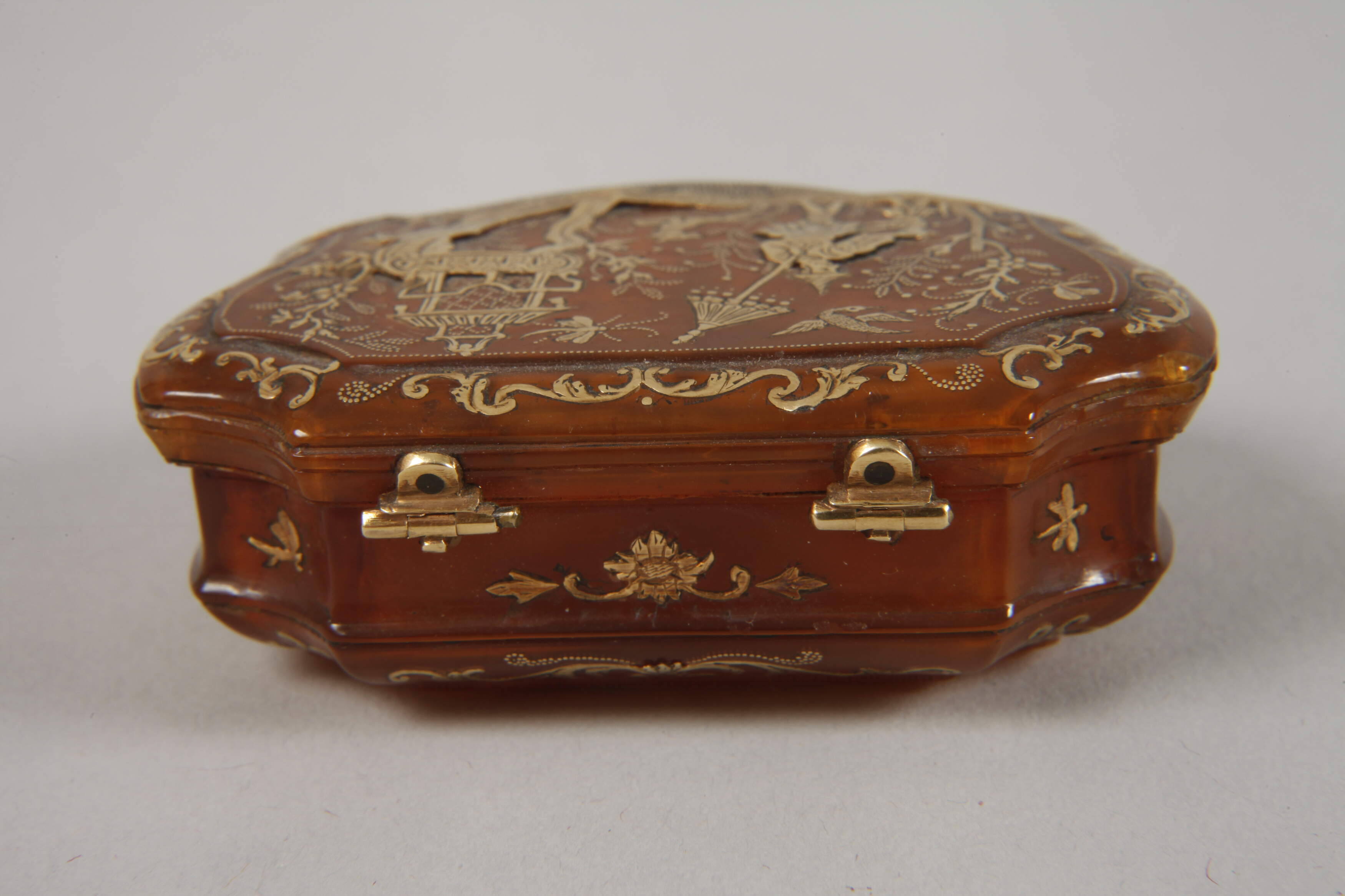 Tortoiseshell tabatiere, gold piqué - Image 3 of 5