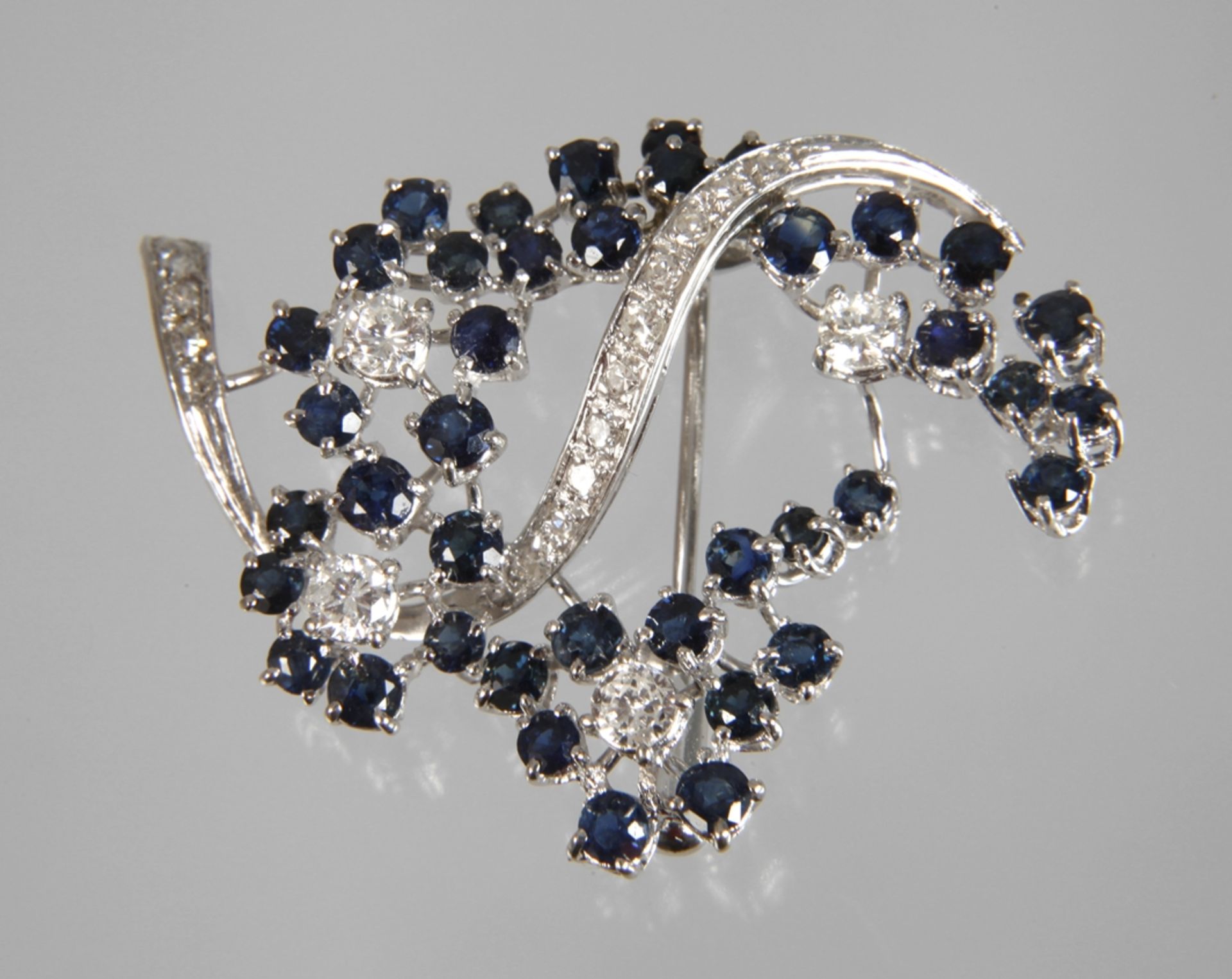 Brooch with sapphire and brilliant-cut diamonds