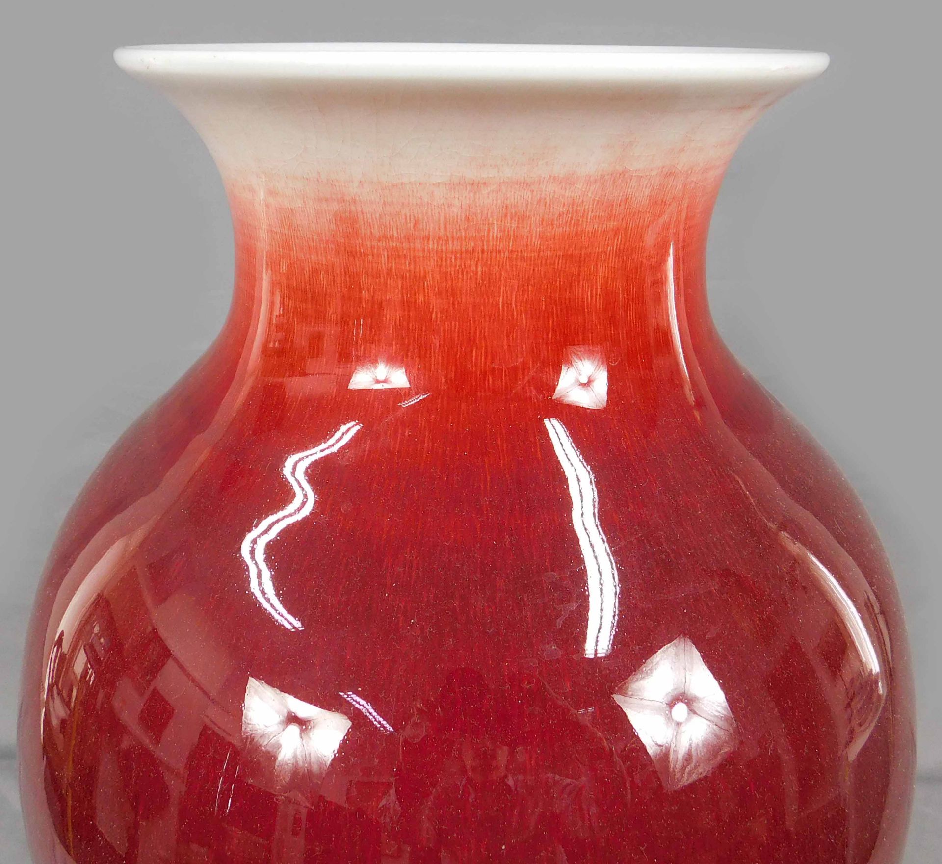 Schlanke Ochsenblut Vase auf Holzstand. Wohl China alt. - Image 4 of 9