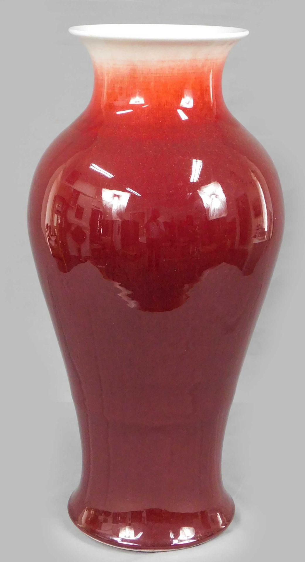 Schlanke Ochsenblut Vase auf Holzstand. Wohl China alt. - Image 3 of 9