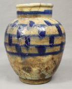 Keramik-Gefäß mit Blau-Weiß-Glasur.