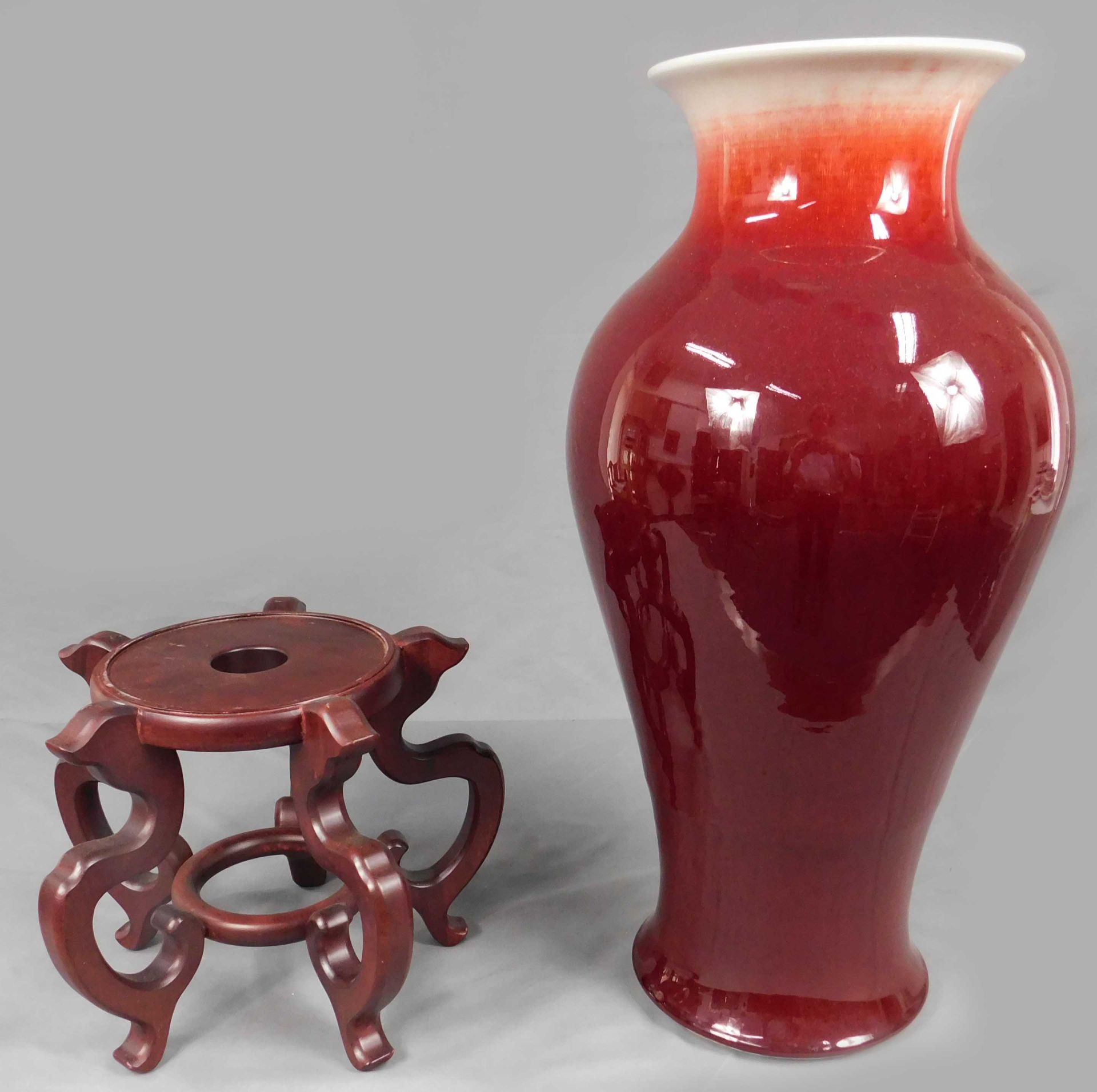 Schlanke Ochsenblut Vase auf Holzstand. Wohl China alt. - Image 2 of 9