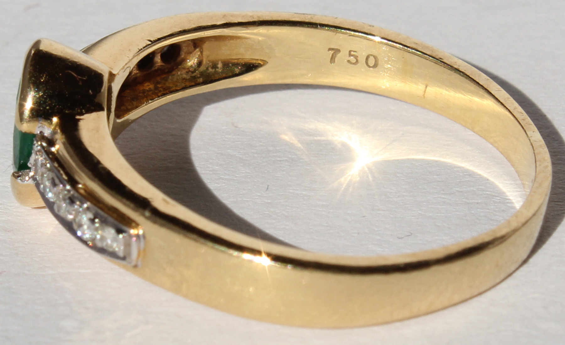 Ring mit Smaragd; Gold gestempelt "750"; und 10 Diamanten. - Image 5 of 11