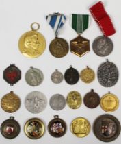 21 Medaillen und Abzeichen.