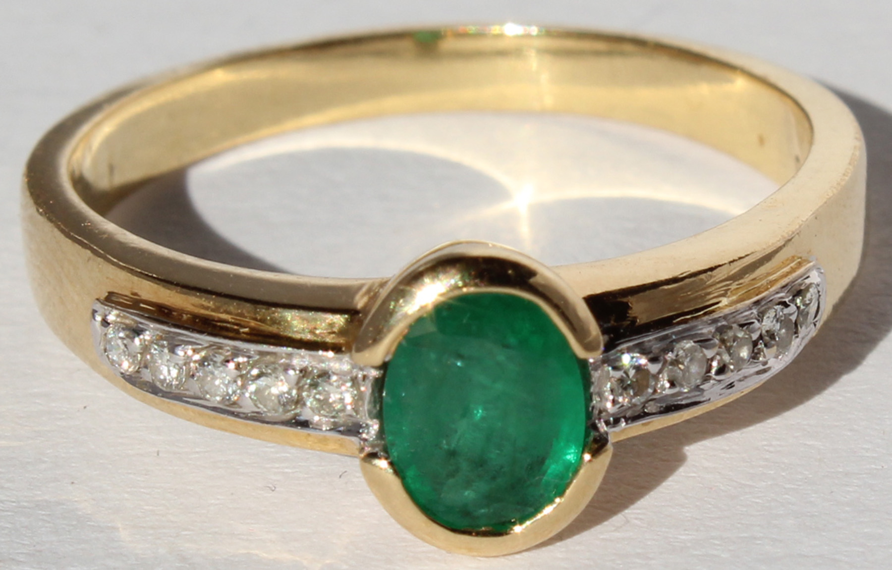 Ring mit Smaragd; Gold gestempelt "750"; und 10 Diamanten.