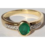 Ring mit Smaragd; Gold gestempelt "750"; und 10 Diamanten.