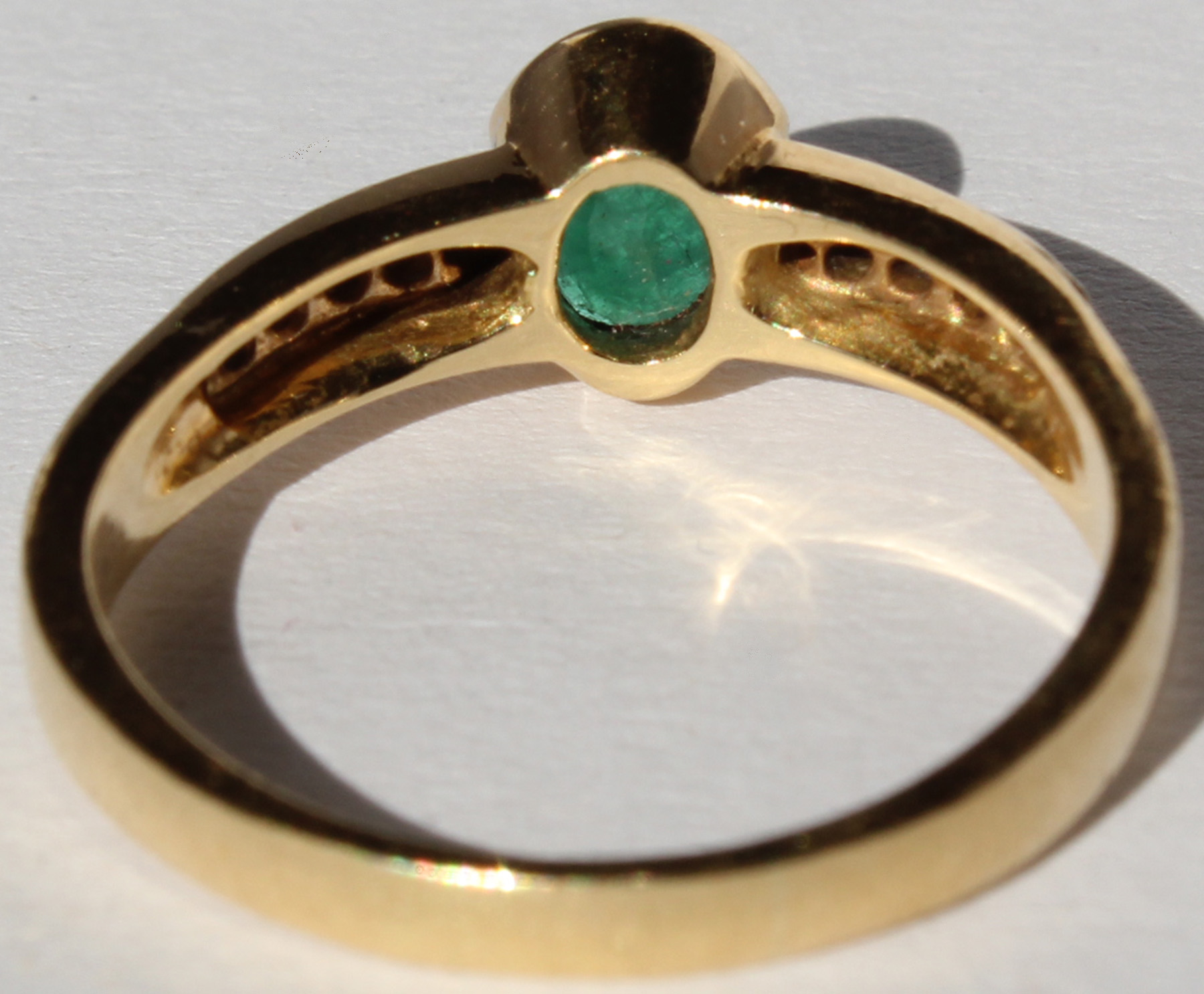 Ring mit Smaragd; Gold gestempelt "750"; und 10 Diamanten. - Image 6 of 11