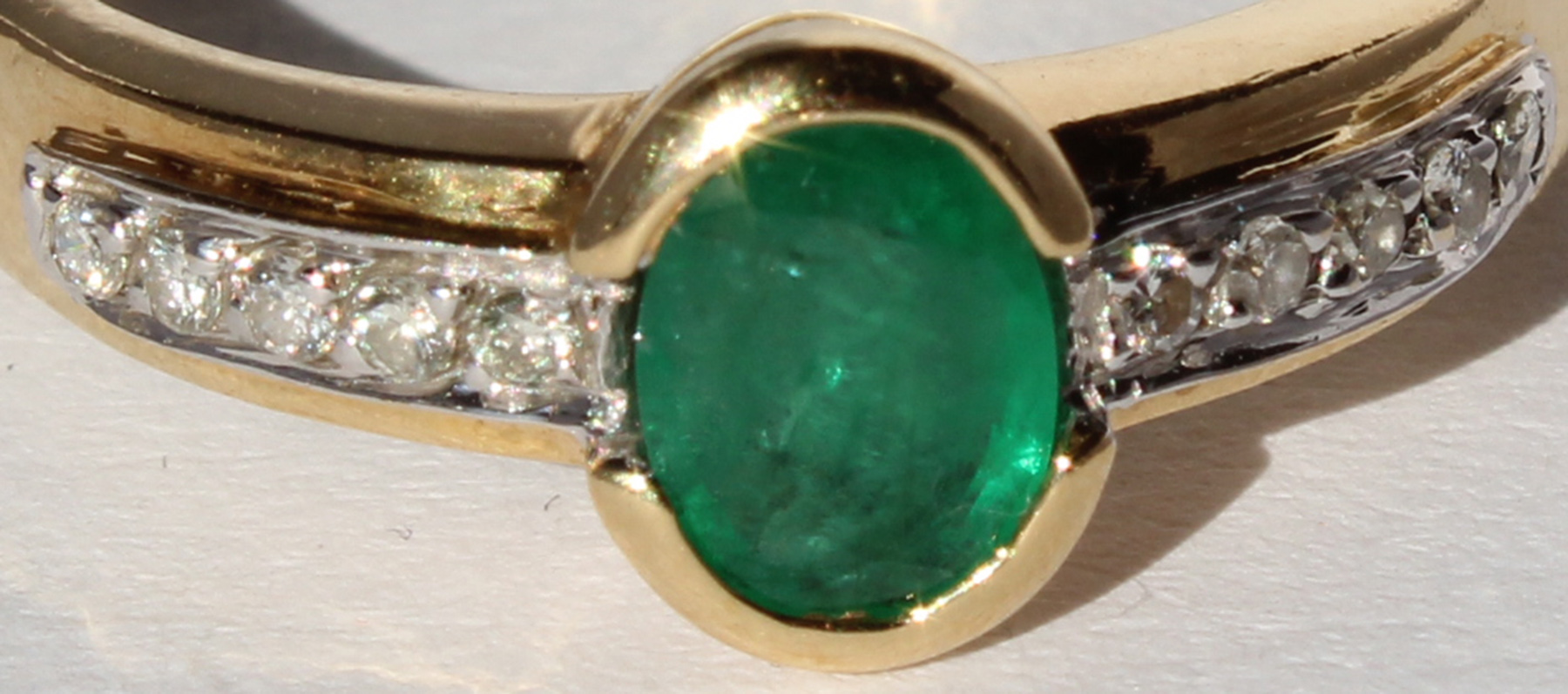 Ring mit Smaragd; Gold gestempelt "750"; und 10 Diamanten. - Image 3 of 11