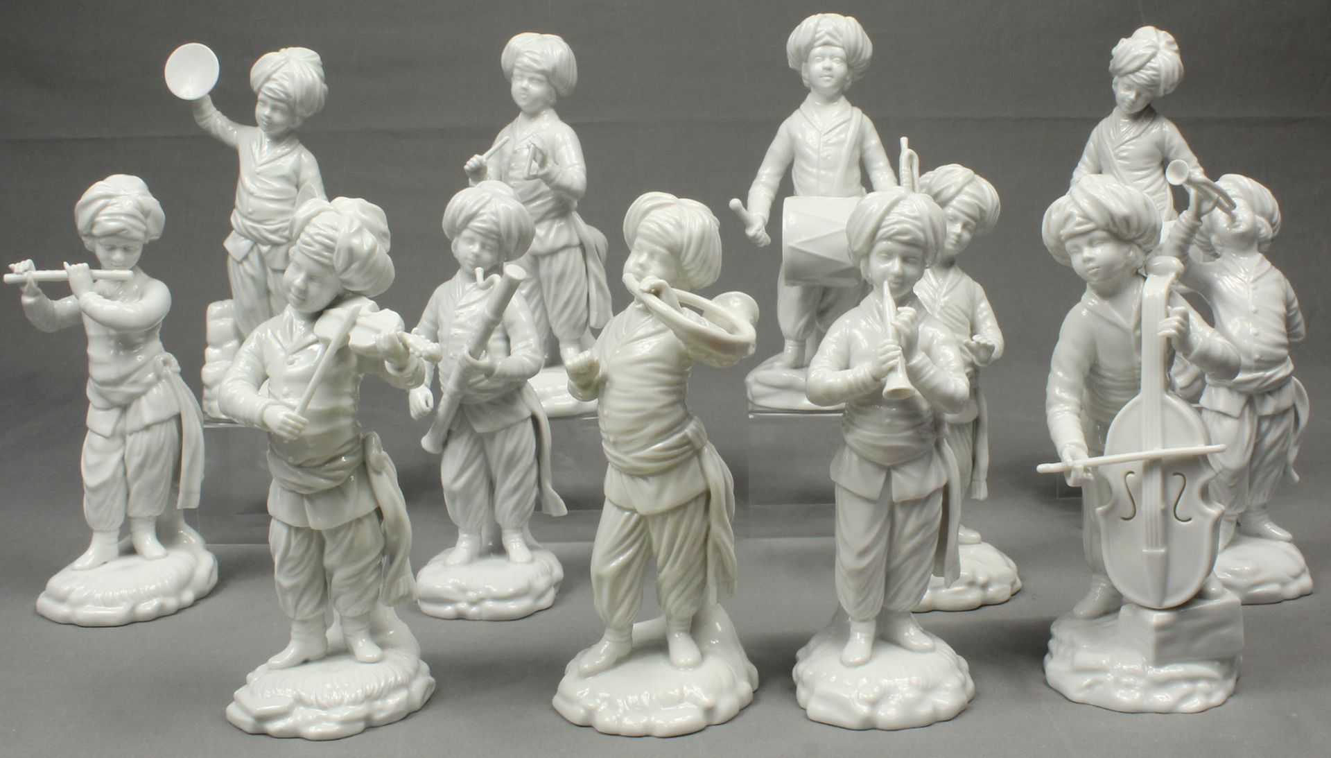 12 Musikantenfiguren aus Porzellan. Höchst. Orientalisierend.