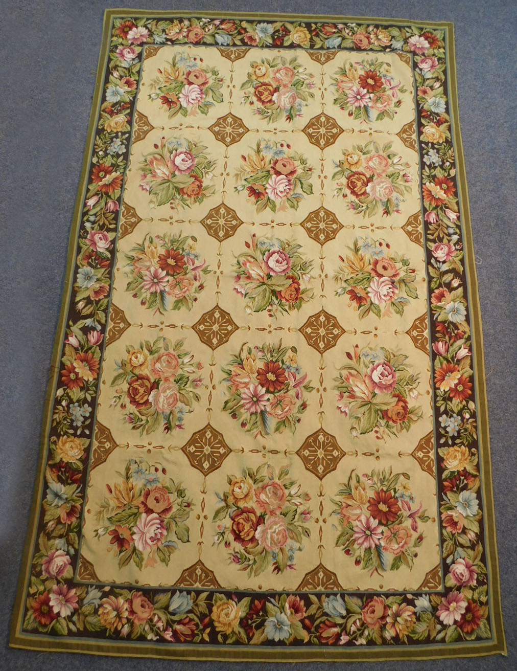 Teppich in Aubusson Technik und Louis XVI Stil.