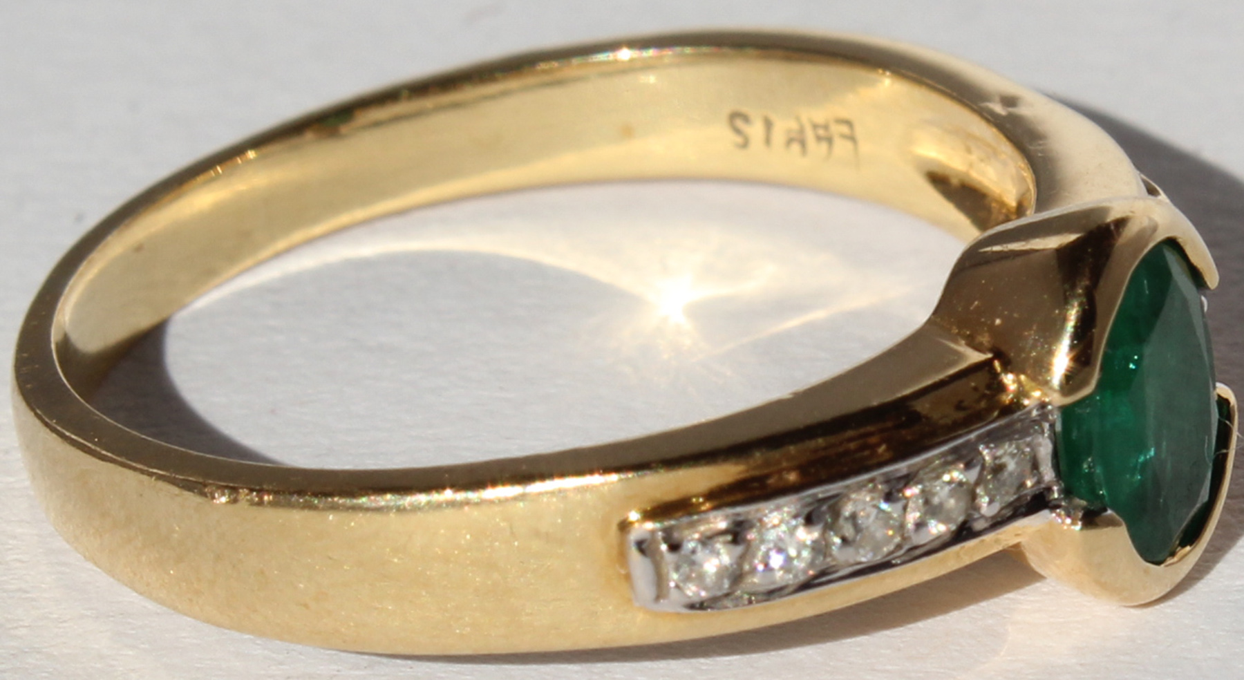 Ring mit Smaragd; Gold gestempelt "750"; und 10 Diamanten. - Image 4 of 11