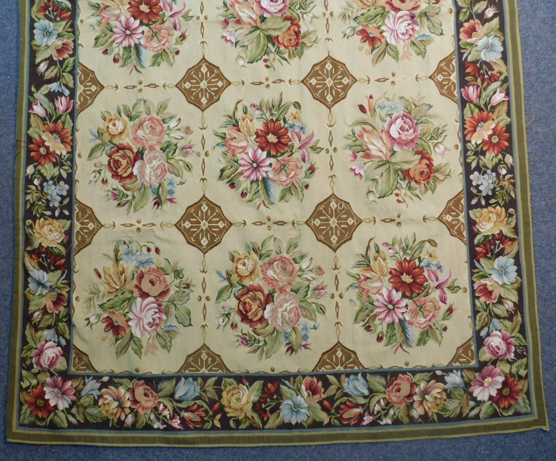 Teppich in Aubusson Technik und Louis XVI Stil. - Bild 2 aus 6