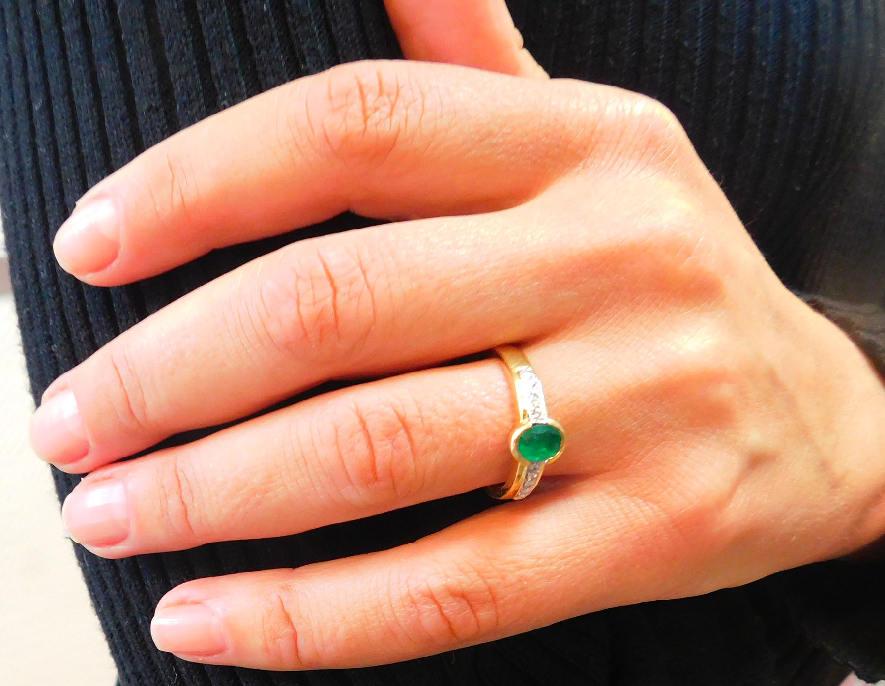 Ring mit Smaragd; Gold gestempelt "750"; und 10 Diamanten. - Image 2 of 11