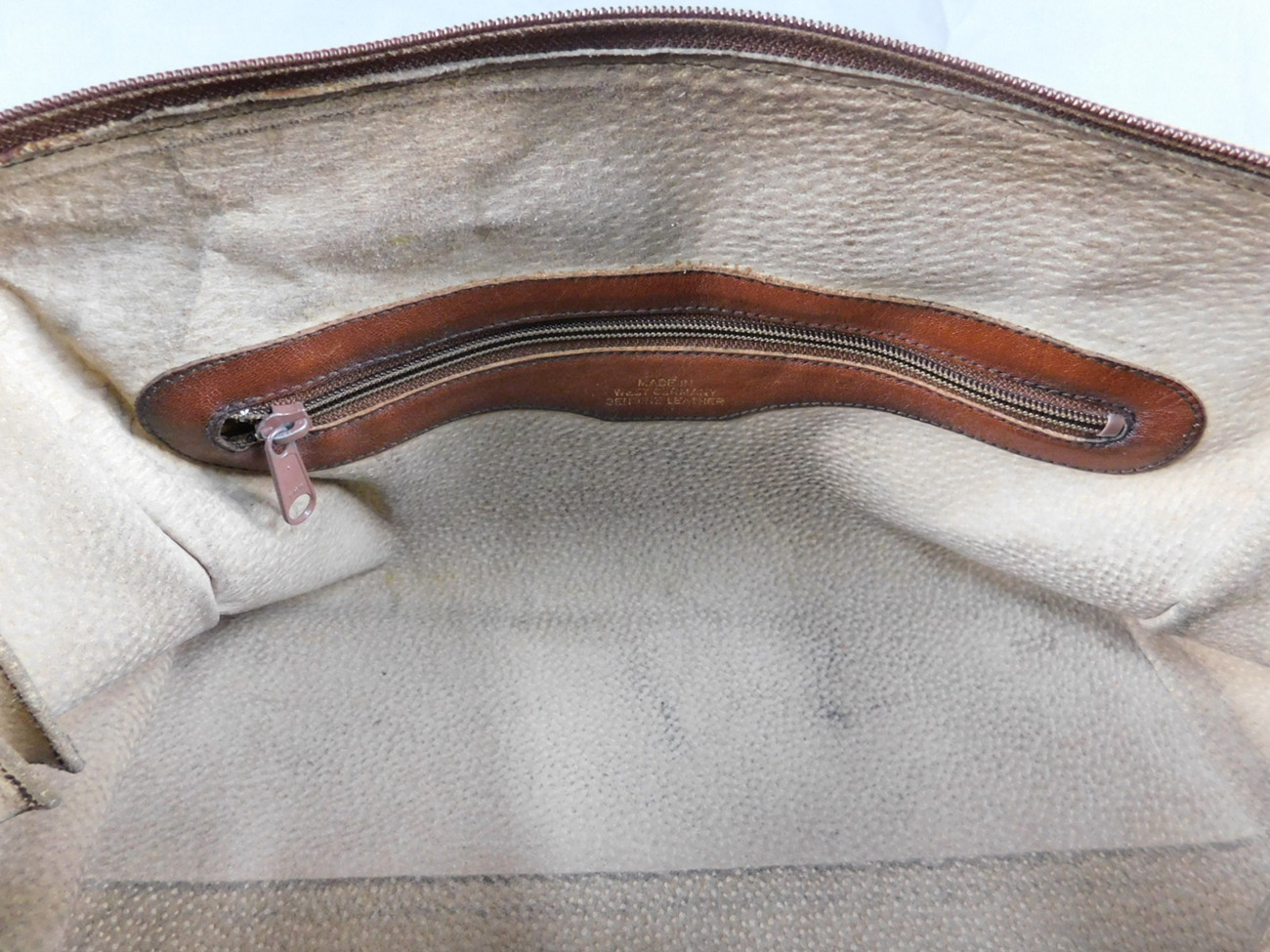 Bezeichnet "HCL Handcrafted leather goods". - Image 6 of 16