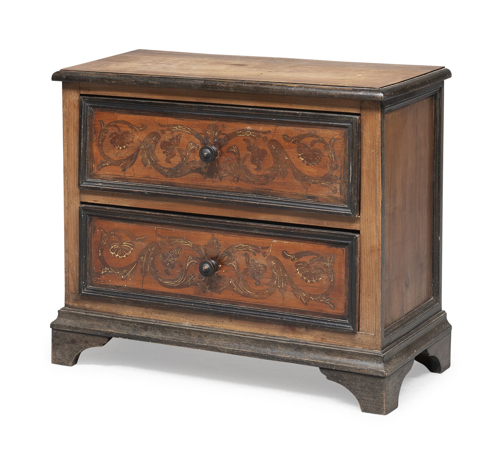 LOW WALNUT NIGHTSTAND ELEMENTS OF THE 18TH CENTURY