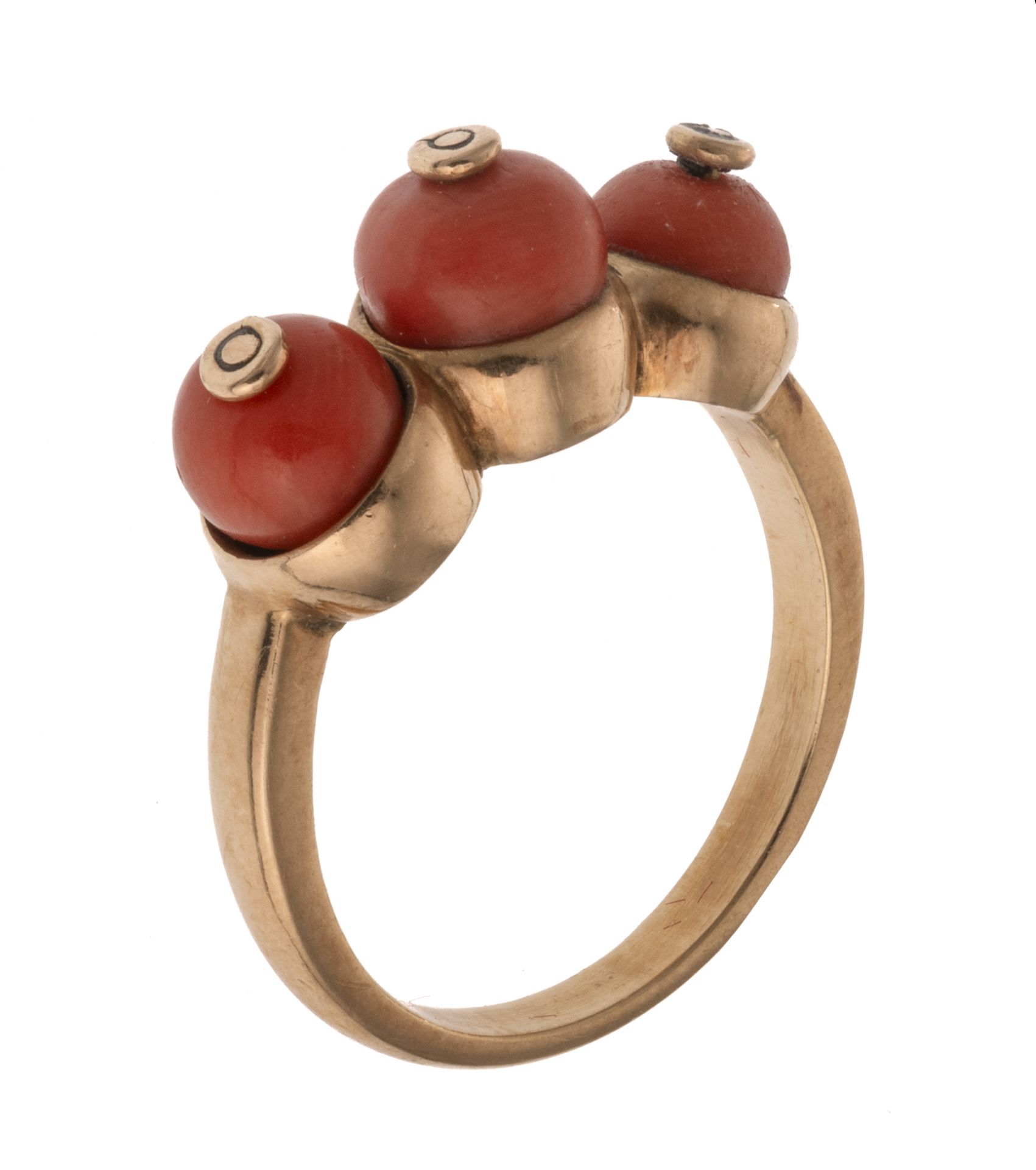 GOLD RING WITH CORALS