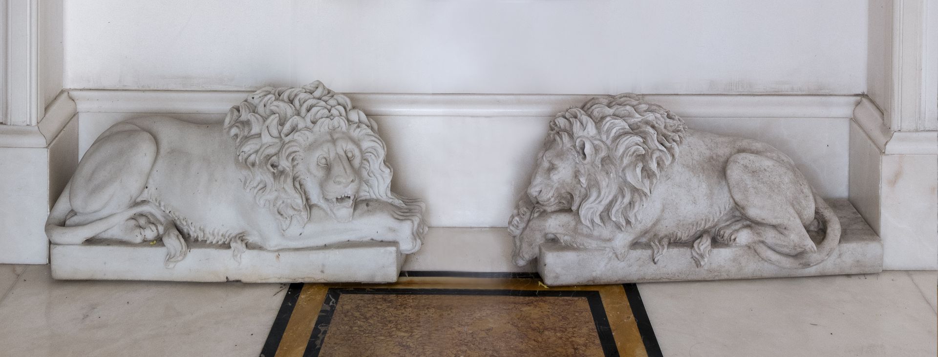 PAIR OF WHITE MARBLE SCULPTURES 20TH CENTURY
