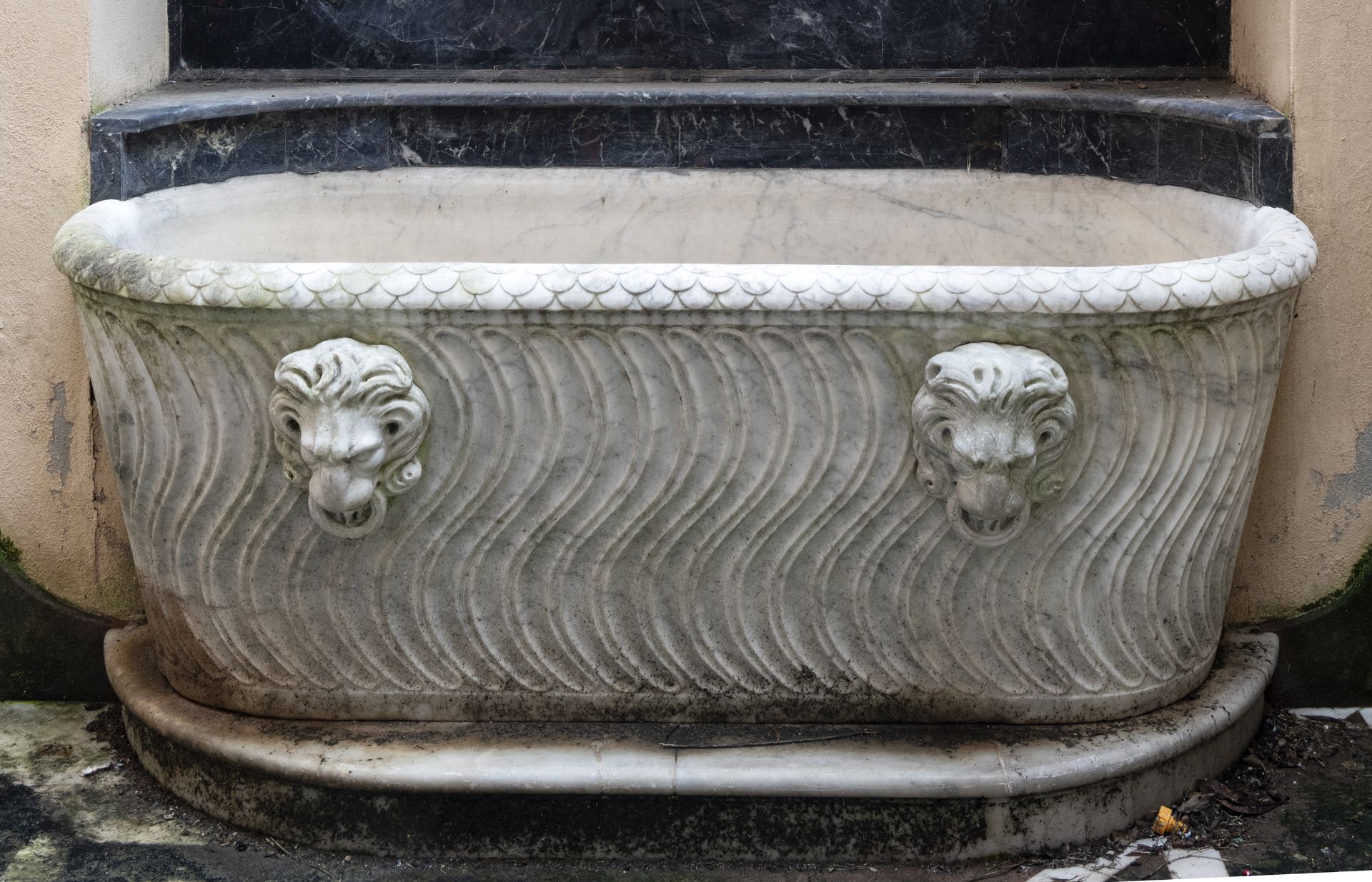 ROMAN STYLE STRIGILED MARBLE BATHTUB END OF THE 19TH CENTURY