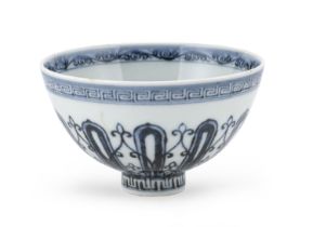 A CHINESE WHITE AND BLUE PORCELAIN BOWL LATE 19TH EARLY 20TH CENTURY.