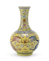 A CHINESE YELLOW PORCELAIN VASE EARLY 20TH CENTURY.