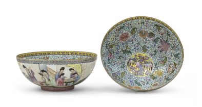 A PAIR OF POLYCHROME ENAMELED PORCELAIN BOWLS 20TH CENTURY. DEFECTS.