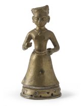 A SMALL FAR EASTERN BRONZE SCULPTURE DEPICTING A WAITER. EARLY 20TH CENTURY.