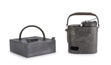 A JAPANESE PORTABLE SAKÉ WARMER AND A CONTAINER IN PEWTER 20TH CENTURY.