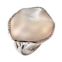 GOLD RING WITH CENTRAL MOTHER OF PEARL