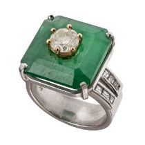 WHITE GOLD RING WITH CENTRAL EMERALD AND DIAMONDS