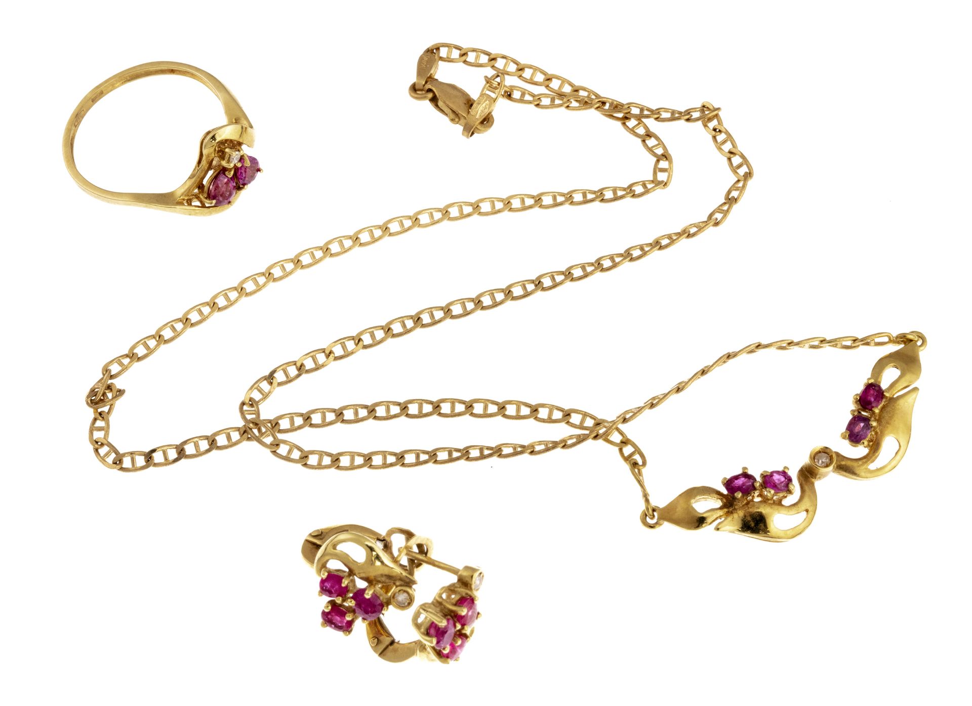 GOLD NECKLACE AND RING WITH RUBIES AND DIAMONDS