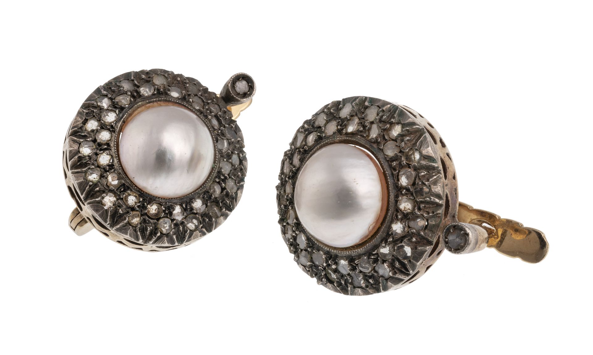 LOW GOLD EARRINGS WITH CENTRAL PEARLS AND DIAMOND CONTOUR