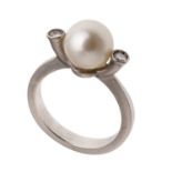 WHITE GOLD RING WITH CENTRAL PEARL AND TWO DIAMONDS