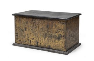 A CHINESE GOLD AND BLACK LAQUER WOOD CHEST. EARLY 20TH CENTURY.