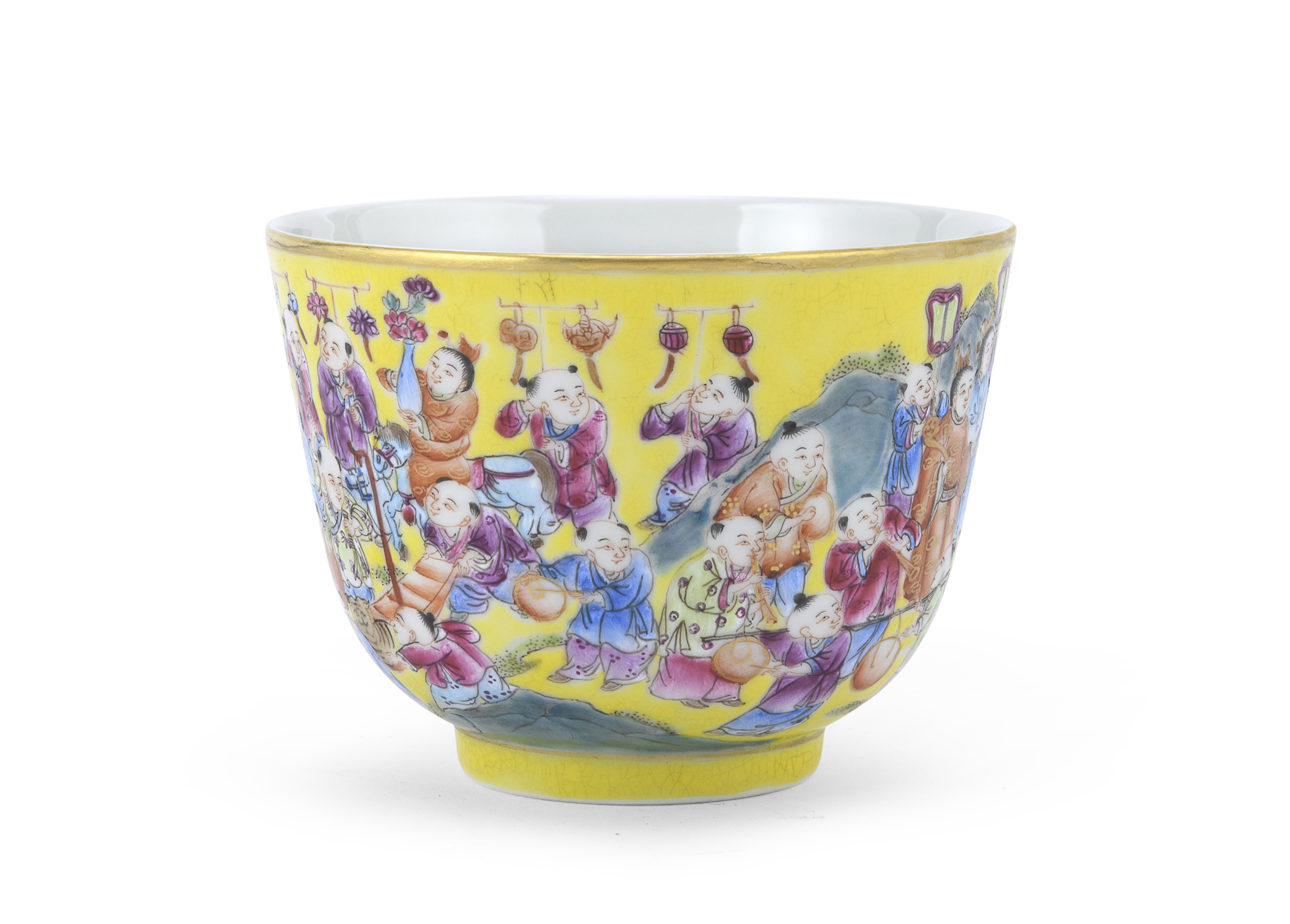 A CHINESE POLYCHROME AND GOLD ENAMELED PORCELAIN CUP FIRST HALF 20TH CENTURY.