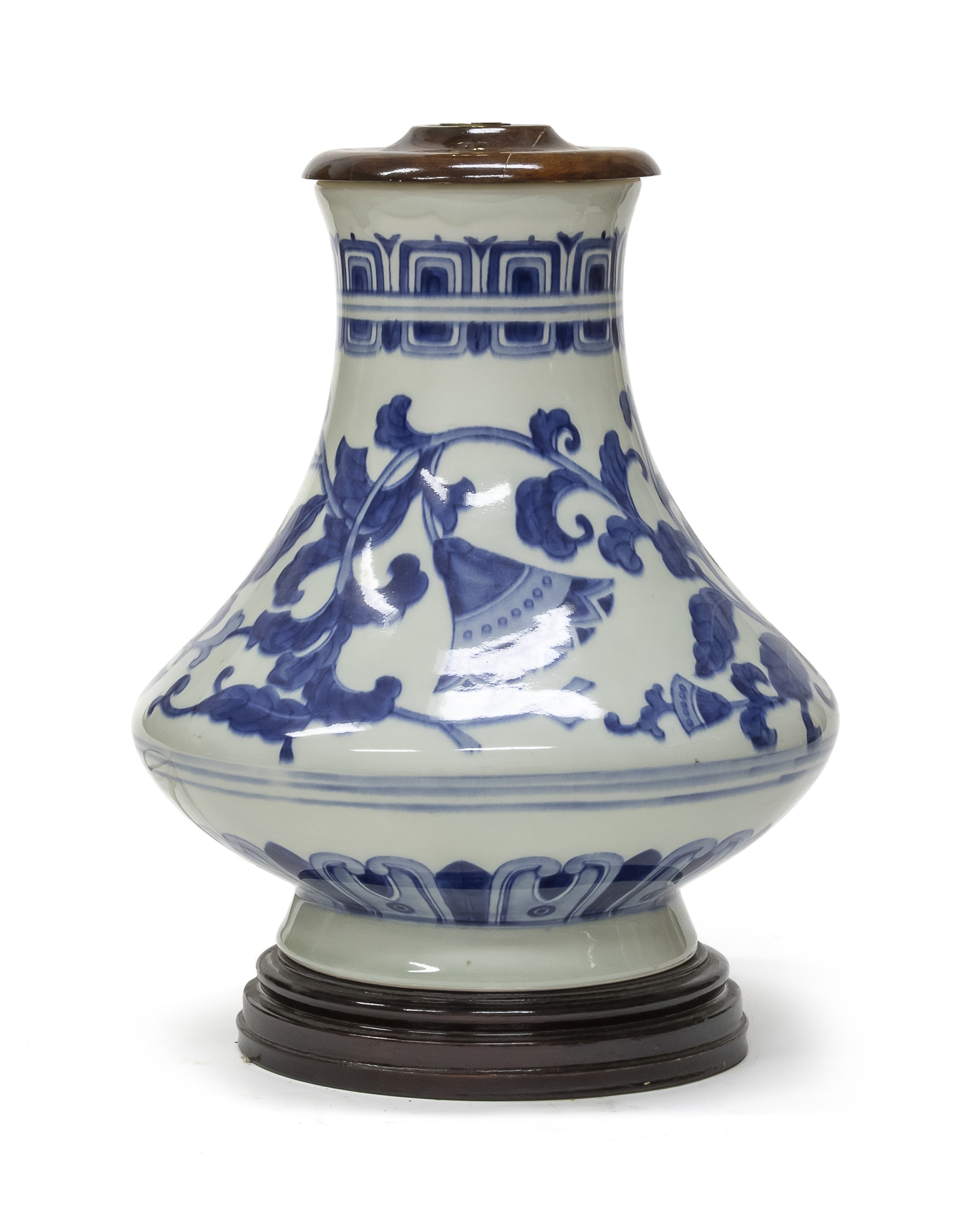 A CHINESE WHITE AND BLUE PORCELAIN VASE. 20TH CENTURY. ADAPTED TO LIGHT.