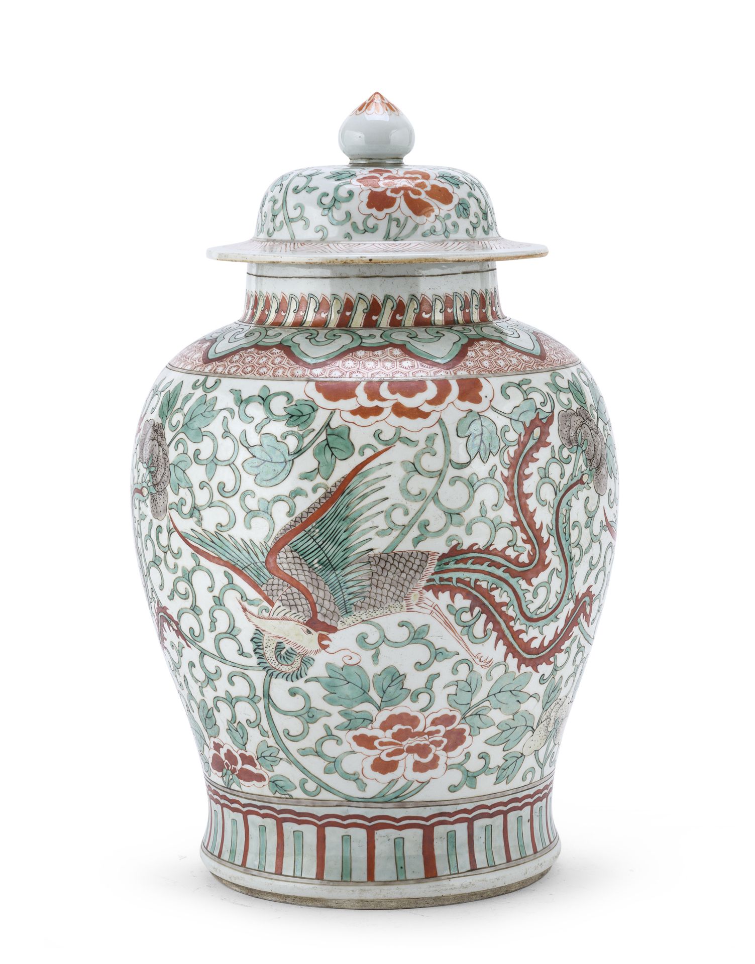 A CHINESE POLYCHROME ENAMELED PORCELAIN VASE WITH LID FIRST HALF 20TH CENTURY.