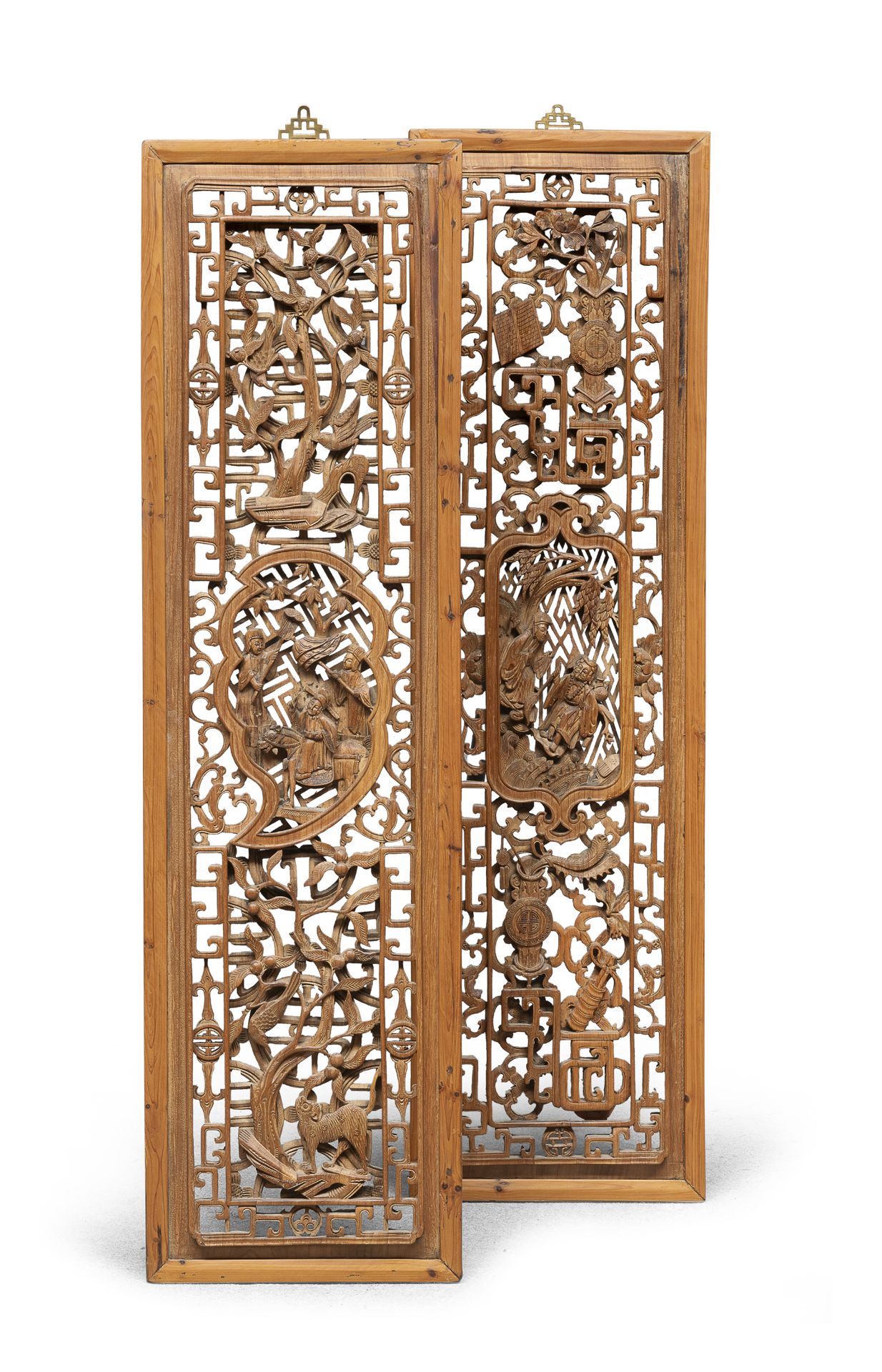 A PAIR OF CHINESE CARVED WOOD DOORS. EARLY 20TH CENTURY.