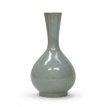 A CHINESE CRACKLÉ GLAZED PORCELAIN VASE FIRST HALF 20TH CENTURY.