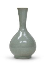 A CHINESE CRACKLÉ GLAZED PORCELAIN VASE FIRST HALF 20TH CENTURY.