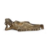 A THAI GILTWOOD SCULPTURE DEPICTING RECLINING BUDDHA. 20TH CENTURY.